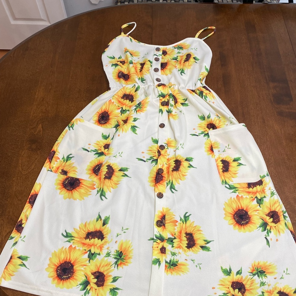 Sunflower Print Dress with Buttons and 2 Front Pockets. Size 8. NWT Zaful Brand